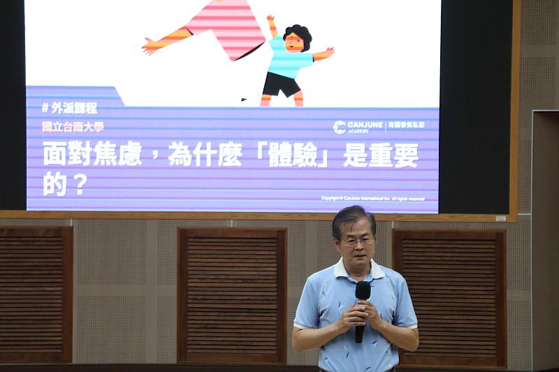 南大通識教育中心李建樹主任期許同學能在博雅教育講座中找到人生方向，並學習有效釋放壓力。