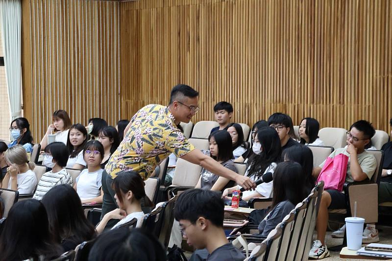 南大博雅教育講座透過感官體驗，幫助同學認識自我、迎接新學期挑戰。