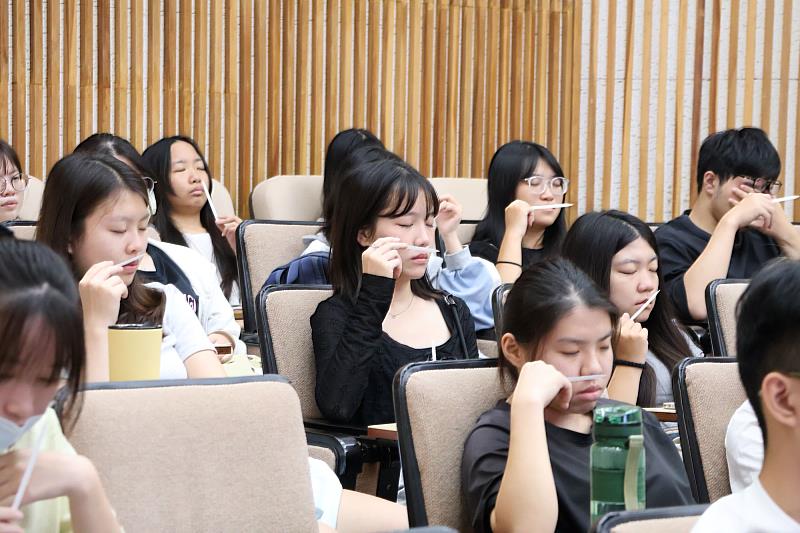 南大博雅教育講座開學首場，帶領同學以芳香療法體驗專注呼吸與覺察。