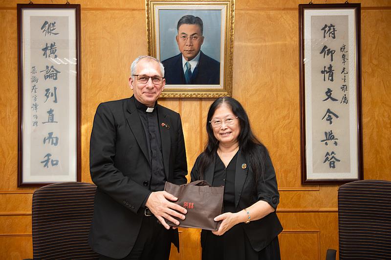 巴拉圭天主教大學校長Dr. Cristino Bohnert Bauer與王淑音副校長交換禮物。