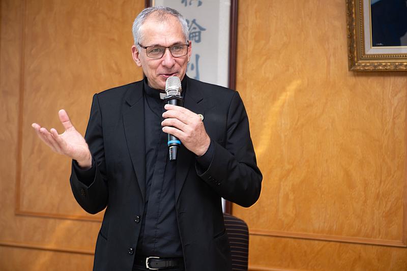 巴拉圭天主教大學校長Dr. Cristino Bohnert Bauer期望共同推動國際化,提供巴拉圭學生更為多元的教育資源,並誠摯歡迎文化大學師生赴巴拉圭交流學習。