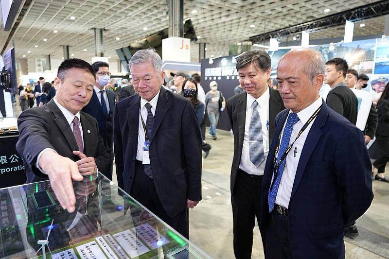 金屬中心助力航太無人機 推動軍工產業共迎新契機（左1：漢翔公司曹進平總經理、左2：總統府沈榮津資政、左3：金屬中心航太處簡志維處長）