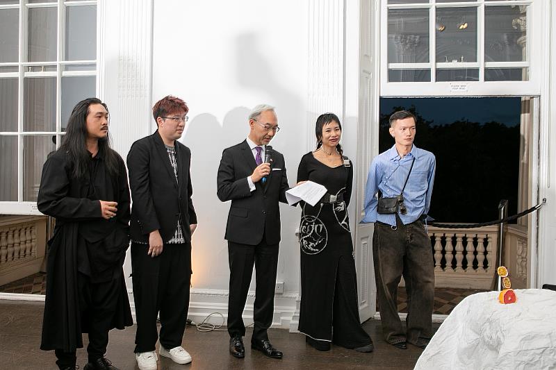 駐英國代表姚金祥(中)與4位設計師為活動開場,左起為INFDARK 設計師郭瑋、APUJAN 設計師詹朴、JENN LEE 設計師李維錚、RAY CHU設計師朱柏諺。