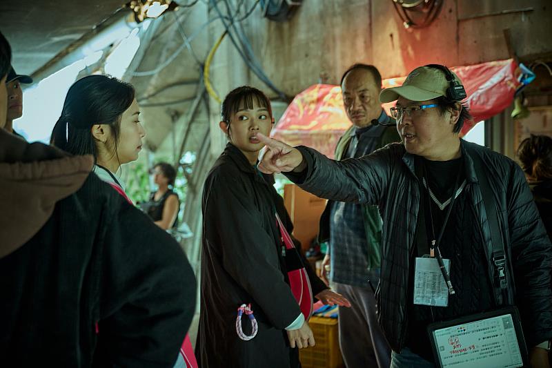 視訊系王傳宗執導《夾縫人生》21日首播，於片場指導演員走位（開創影業提供）