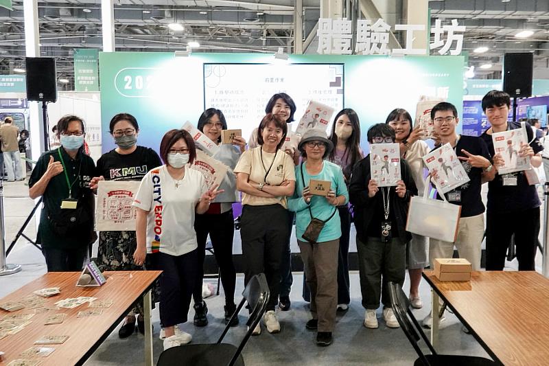 計畫執行長林靖婷現場帶領民眾體驗工坊活動。