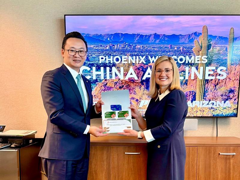 China Airlines President Kevin Chen (left) meets Phoenix Mayor Kate Gallego (right) in Phoenix, Ariz., as the carrier announces thrice-weekly non-stop round-trip flights between Taipei and Phoenix, beginning December 3.