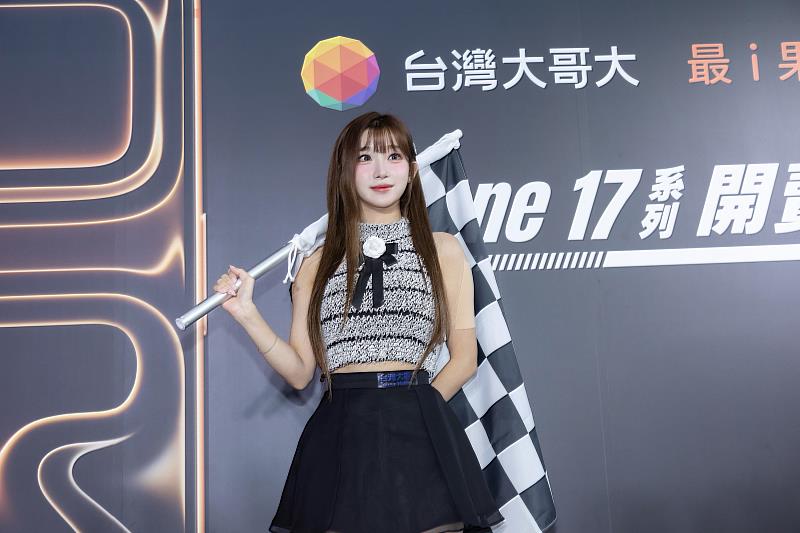 台灣大年度代言人「AI女神」李珠珢，化身最美F1「榮譽旗手」，現身iPhone 17首賣會。