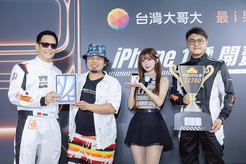 頭香現場獨享4次抽獎機會，不僅抽到共6,800元mo幣，總經理林之晨更現場加碼，再多送出一組Apple iPad Air，讓黃先生興奮直呼「都是台灣大橘帶來的好運氣！」（左起：台灣大總經理林之晨、頭香黃先生、「AI女神」李珠珢、台灣大個人用戶事業商務長林東閔）
