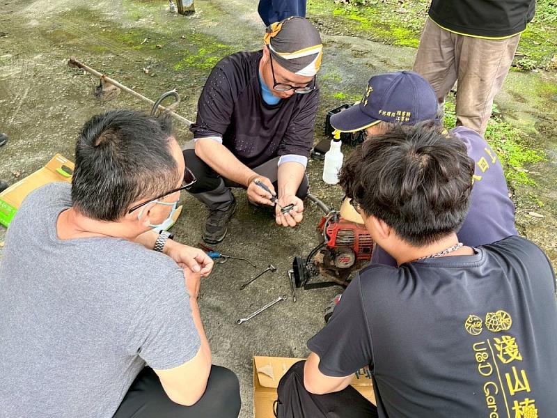 學員近距離觀摩機具零件維修過程，強化實務操作經驗。