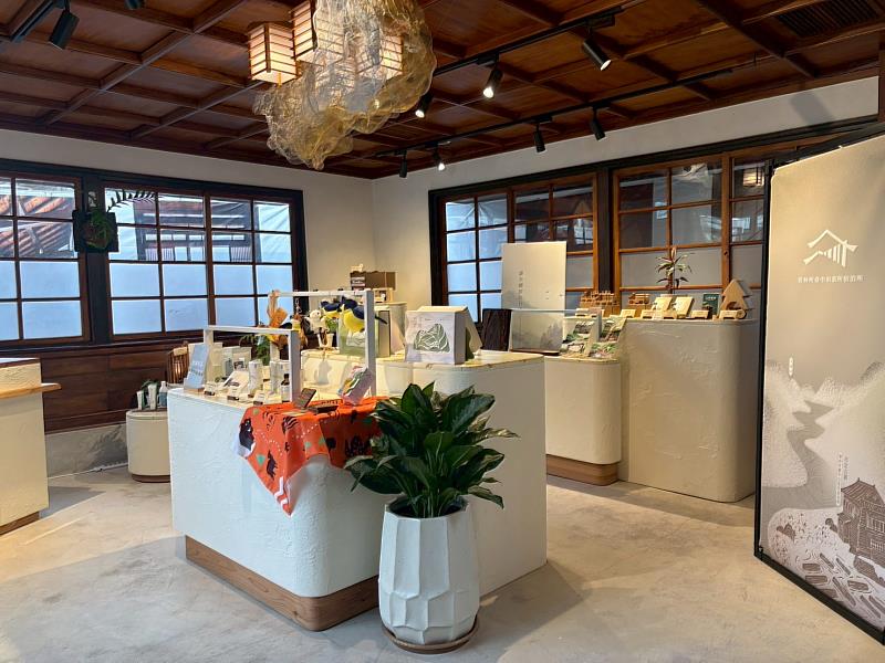 宿泊所內「山林製造」賣店，販售臺灣原生植物盆栽、土肉桂氣泡水、二葉松製品等林業特色商品