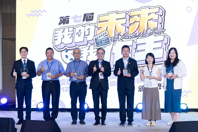 南華大學連續3年榮獲教育部「防制學生藥物濫用」全國績優學校，由學務長何應志（右3）出席頒獎典禮接受表揚。