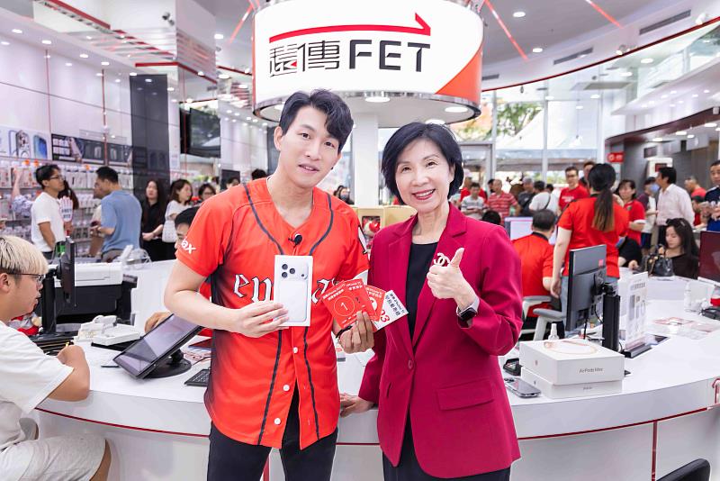 遠傳總經理井琪感謝忠實老客戶蔡先生提前排隊,特別贈送他一副AirPods Max