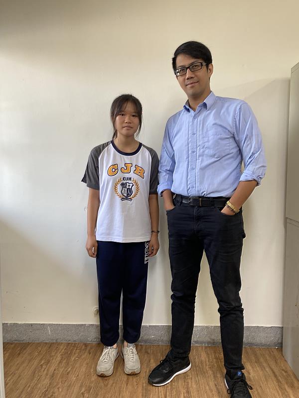 張庭瑋（左）與中信高中數學科教師楊瑞騏（右）合照。（圖/中信高中提供）