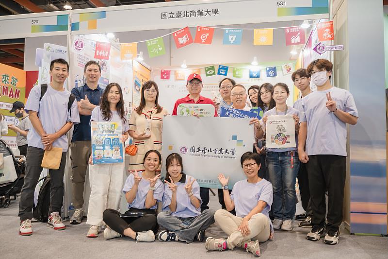 任立中校長親臨北商大永續主題攤位，嘉勉及肯定計畫團隊的優秀表現。