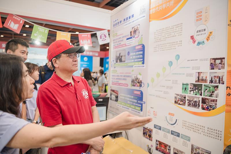 創意科技與產品設計系陳潔瑩副教授(左)，為任校長介紹「虛擬主播引領樂力樂活，跨世代共學共好」的計劃成果。