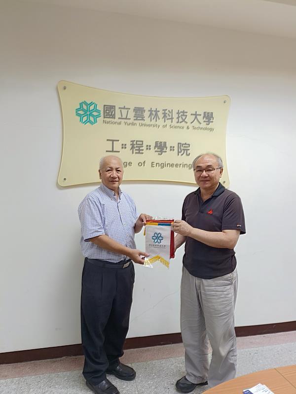 雲科大工程學院陳維東院長致贈紀念禮品予閎康科技股份有限公司葛裕逢副處長