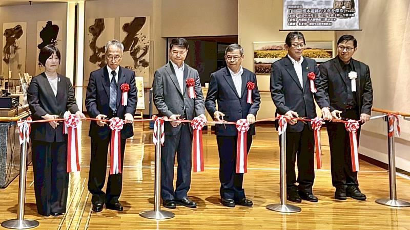 漢本考古遺址國際交流展19日在日本宮崎縣開幕，蘭陽博物館館長陳碧琳（右起）、西都市長押川修一郎、文化資産局主任秘書張祐創、台北駐福岡經濟文化辦事處領事王鴻鳴、西都原志工協議會事務長古平修、西都原考古博物館館長長友由美子剪綵