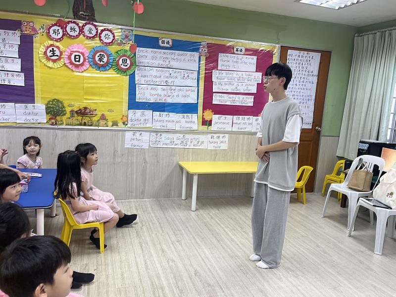 亞大幼教系劉軒辰同學,進行職業課程教學。
