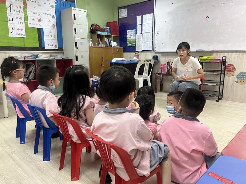 亞大幼教系張之瑀同學，在實習時進行團體教學活動。