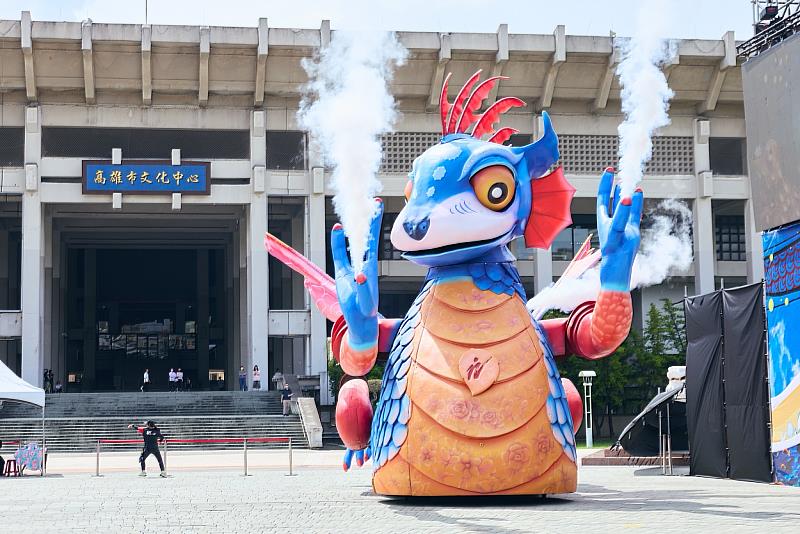 圖1 大燈怪進場