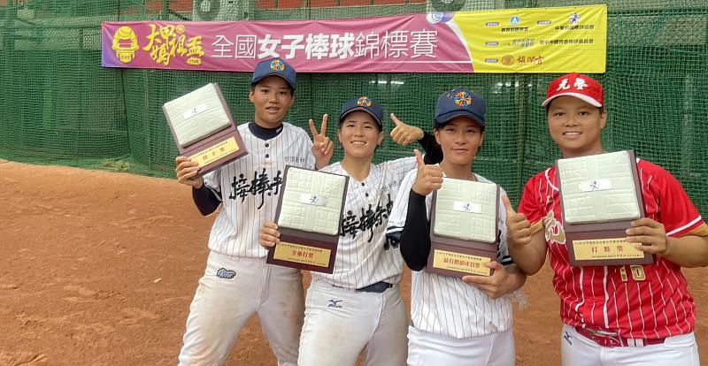 圖說:球員在賽場上全力拚戰,勇奪冠軍並榮獲多項個人獎項。(頂新和德文教基金會提供)