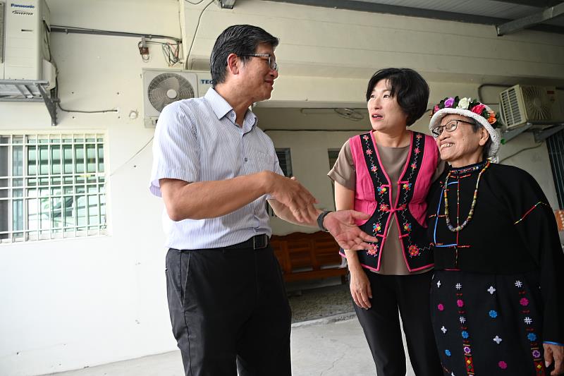 卑南族孫菊花獲登錄傳統工藝「人間國寶」殊榮 饒縣長頒紅榜祝賀