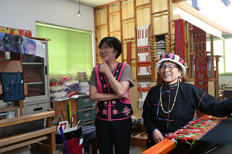 卑南族孫菊花獲登錄傳統工藝「人間國寶」殊榮 饒縣長頒紅榜祝賀