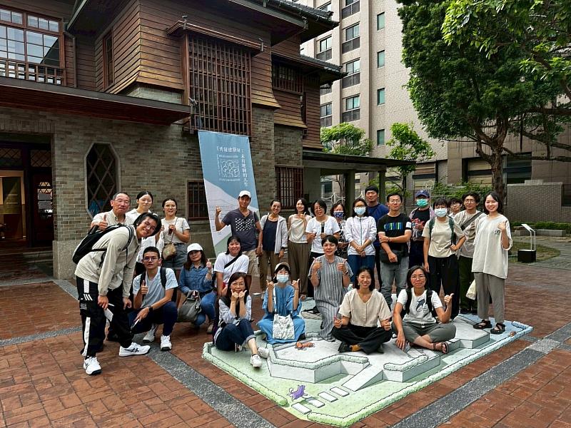 首場假日限定導覽於114年9月13日舉行，由總策畫許麗玉與策展人許家茵聯手主持，帶觀眾深入展覽現場，與策展團隊面對面交流。