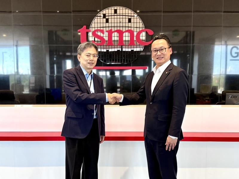 China Airlines will inaugurate its Taipei-Phoenix non-stop service on December 3. Company president Kevin Chen (right) meets and exchanges ideas with Wang Ying-Lang (left), TSMC Vice President of operations and CEO of TSMC Arizona.