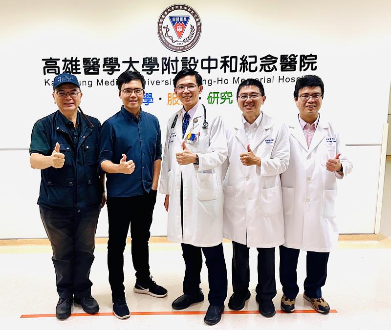 在高醫大鮑永誠老師（左1）的促成下，高醫正式啟動 AI 醫療國際戰略合作，攜手美國頂尖大學與新創公司共同打造智慧醫療新典範。Xlue, Inc. （CMU 衍生新創公司）共同創辦人 Hao-Ren Yao（左2）、高醫人工智慧創新應用中心蔡明儒主任（中）、內科加護室張維安主任（右2）與鄭至宏醫師（右1）共同參與此計畫
