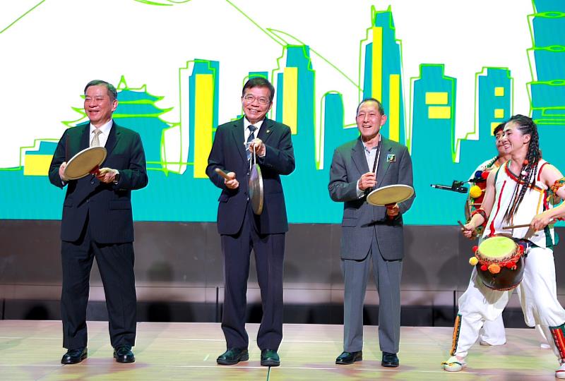 圖說二：左起為駐韓國台北代表部丘高偉大使、中華郵政公司王國材董事長及國際集郵聯合會（FIP）會長 Prakob Chirakiti 共同敲擊樂器，象徵「臺北2026世界郵展」正式揭開序幕。/中華郵政提供