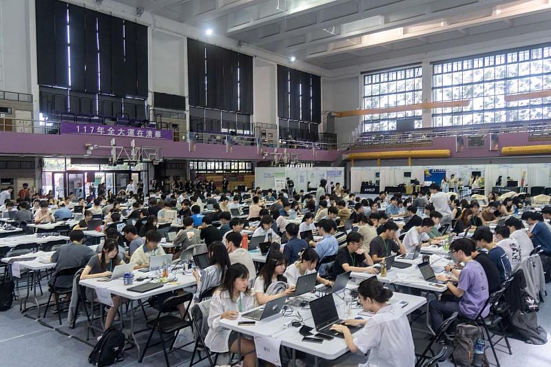 活動在國立清華大學體育館揭開序幕，吸引逾240名青年創客齊聚挑戰。