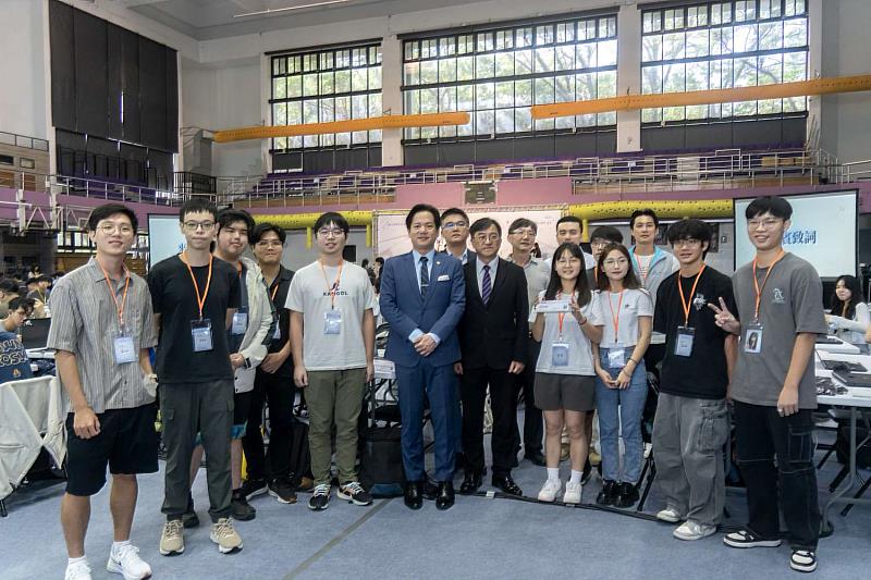 代理市長邱臣遠巡攤勉勵青年學子。