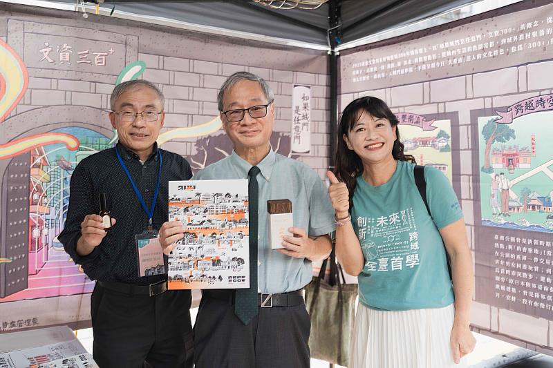 文化部長李遠參觀「臺南市政府－如果城門是任意門文資300+」，臺南市政府文化資產管理處長陳思瑀（右）熱情導覽。