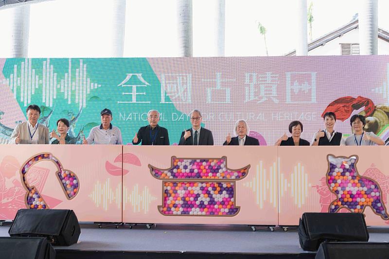 「2025全國古蹟日」今日盛大展開，（左起）臺中市政府文化局副局長曾能汀、人間國寶陳嬿朱藝師、人間國寶洪平順藝師、文化部文化資產局長陳濟民、文化部長李遠、人間國寶施鎮洋藝師、人間國寶彭繡靜藝師、連江縣政府文化處長吳曉雲、新竹縣政府文化局長朱淑敏等一同參與盛會，揭開活動序幕。
