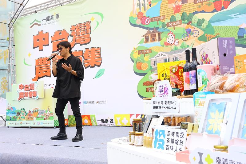 今日活動開幕，特別邀請榮獲第30屆金曲獎最佳台語專輯獎的嘉義市創作歌手廖士賢獻唱