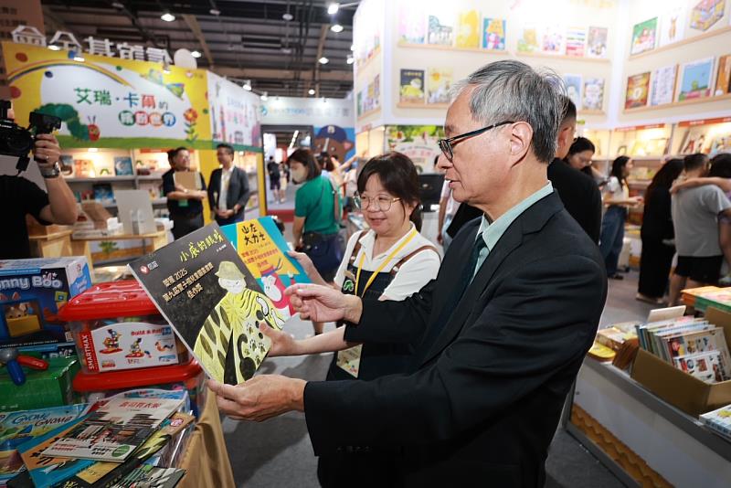 文化部長李遠走訪「臺灣國際兒少書展」各展位，了解出版業者兒少讀物的展售情形。