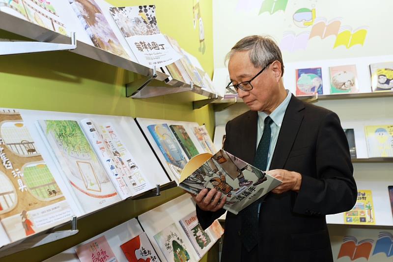 文化部長李遠參觀「繪本及圖文書創作新秀獎勵」展示區，呈現2024年30位獲選新秀創作中的作品。