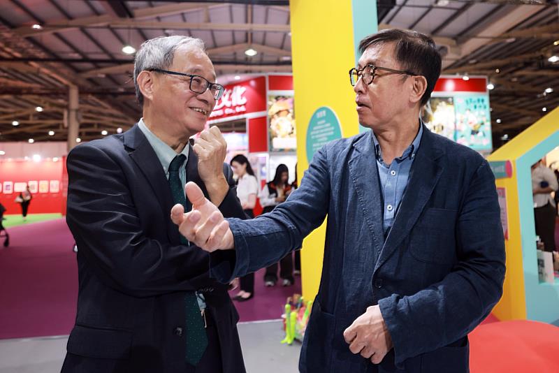 文化部長李遠（左）與韓籍譯者金泰成交流，相談甚歡。