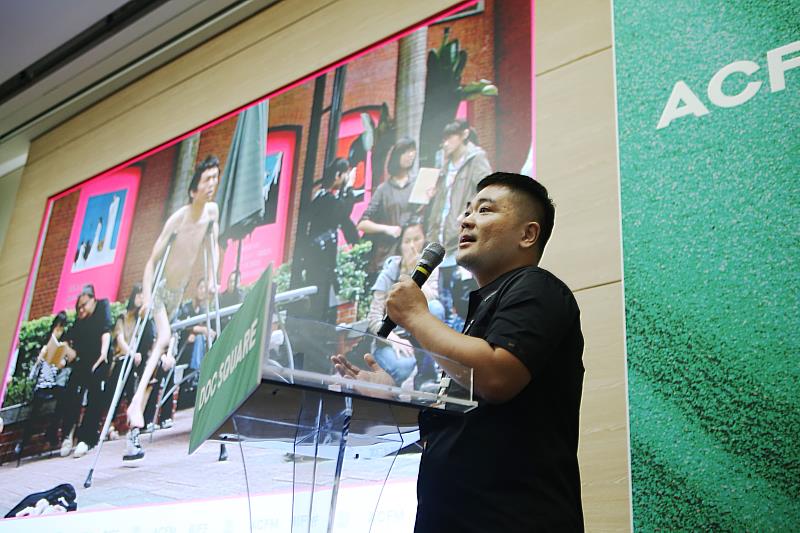 製片林奕傑代表團隊介紹林婉玉導演作品《重_力》，記錄肢體受限的劇場工作者鄭志忠如何在日常與演出實踐中建立自我認同。