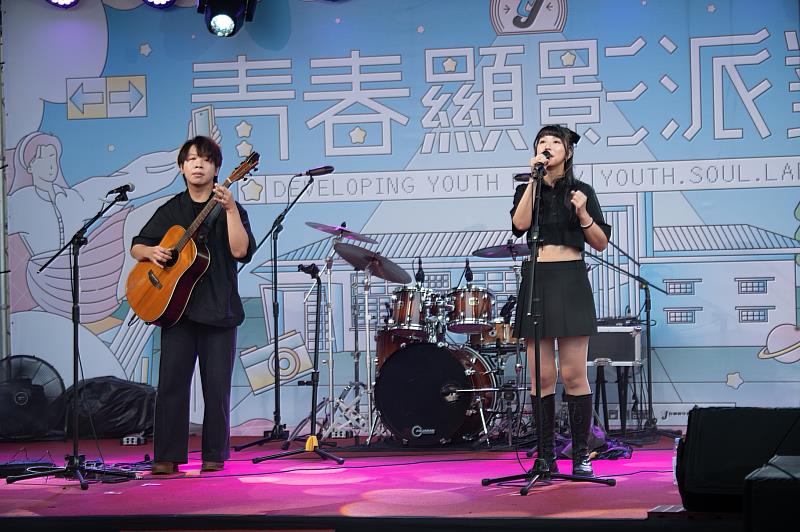 青春顯影派對匯集多組在地樂團,其中好樂團演出吸引大批歌迷