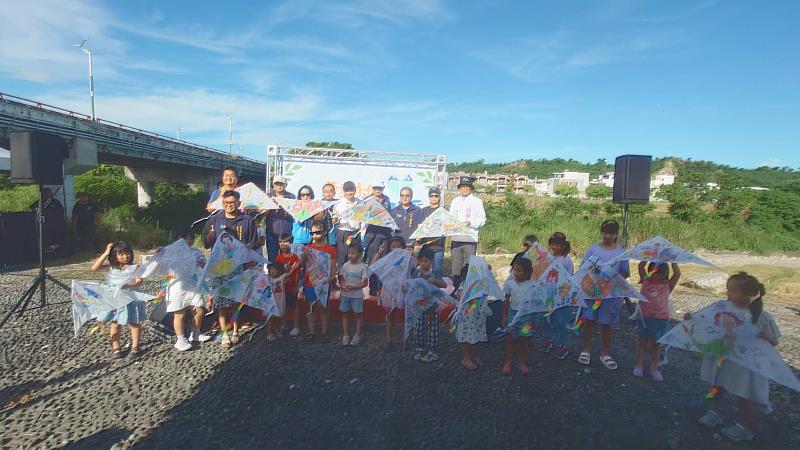 200位親子齊聚台東太平溪 創意風箏飛揚守護河岸