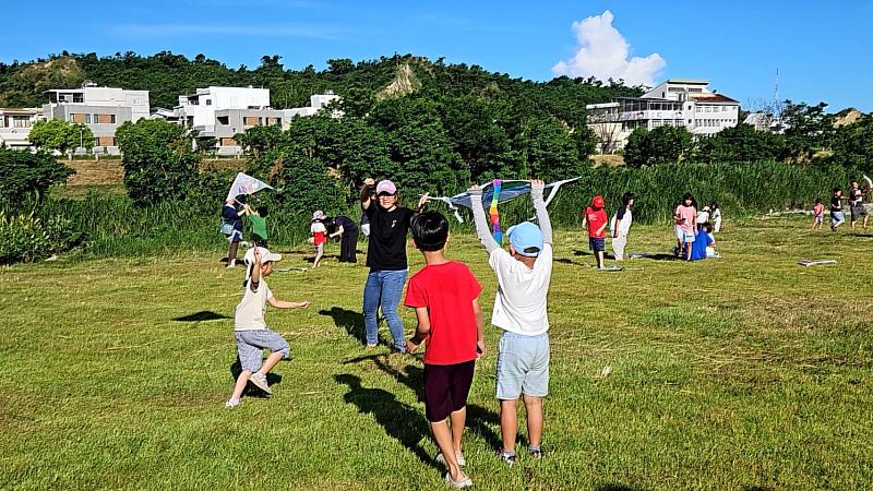 200位親子齊聚台東太平溪 創意風箏飛揚守護河岸