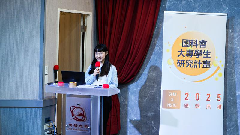 113年度國科會大專學生研究創作獎獲獎者，世新觀光系畢業生呂玟靜為學弟妹分享研究經驗。（世新大學提供）