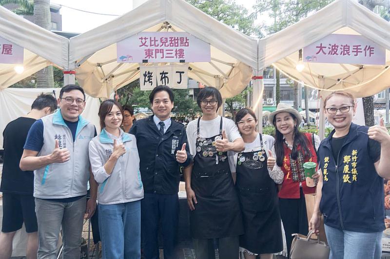 代理市長邱臣遠至現場店家攤位消費表達支持。