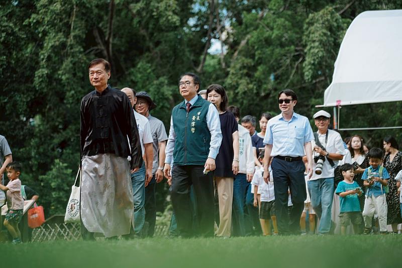 儀式遵循古禮進行,由以成書院禮生引領市長、新生與家長穿越「禮門」進入大成殿,行啟蒙禮後,再依序行「義路」、遊「泮池」,寓意「入則學禮,出則行義」。