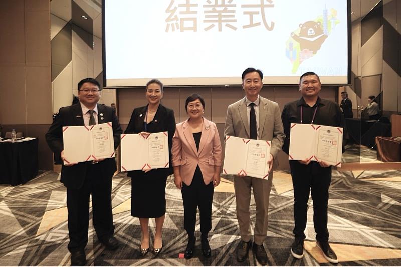 領導班學員長謝佳蓁（左2）及副學員長黃教庭（左1）、菁英班學員長沈毅昌（右2）及副學員長譚至仁（右1）代表接受徐佳青頒發的結業證書
