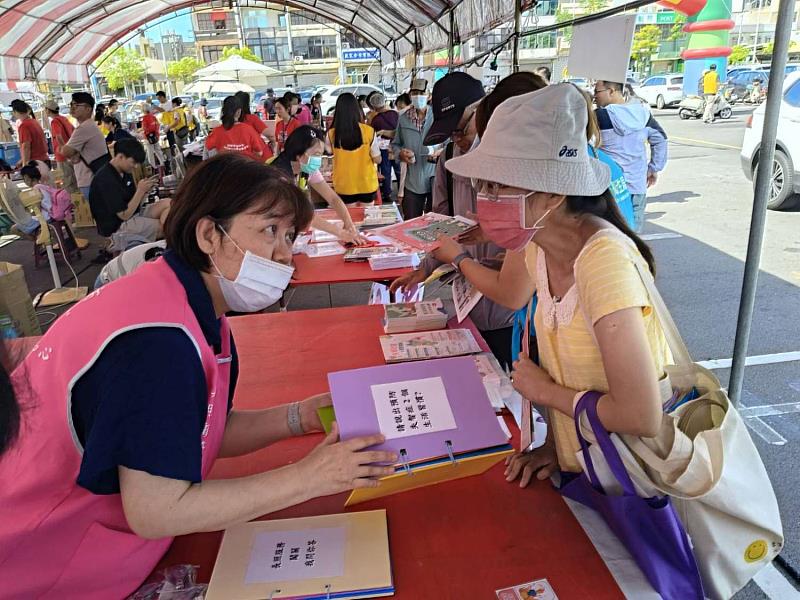 同仁向民眾宣導失智預防重要性