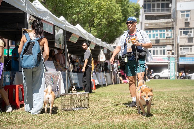 現場設有多樣市集攤位，讓飼主們能邊參加活動邊購物。