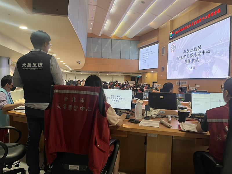 強颱樺加沙21日12時位於新北市東南方約900公里海面,以時速16轉21公里朝西北西轉西方向移動